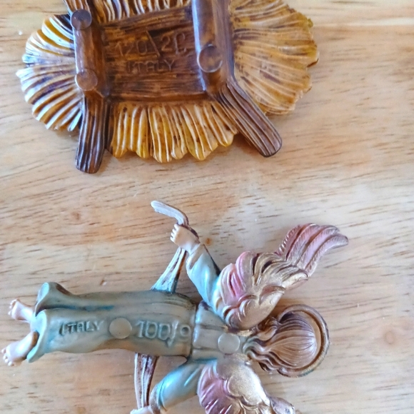 Vintage Italian Resin Nativity Scene with Wood Creche Stable - Picture 9 of 12